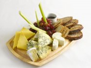 Cheese platter with bread — Stock Photo