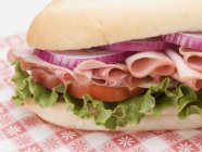 Бутерброд з шинкою та салатом — стокове фото