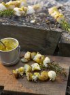 Spiedini di pesce e patate alla griglia con curry sulla scrivania in legno — Foto stock