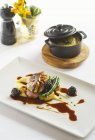 Ente mit Brombeeren und Gänseleber — Stockfoto