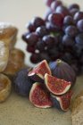 Higos frescos con uvas rojas - foto de stock