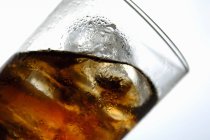 Cola con cubetti di ghiaccio in vetro — Foto stock