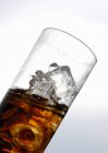 Cola com cubos de gelo em vidro — Fotografia de Stock