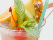 Cocktail com frutas exóticas — Fotografia de Stock