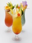 Vista close-up de três bebidas longas frutadas — Fotografia de Stock
