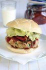 Hamburger di pollo con pepe arrosto — Foto stock