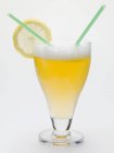 Стакан Шэнди с ломтиком лимона — стоковое фото