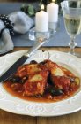 Suppenfisch in Tomatensauce mit Rosinen — Stockfoto
