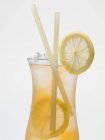 Склянка чаю з льодом зі скибочками лимона — стокове фото