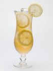 Glas Eistee mit Zitronenscheiben — Stockfoto