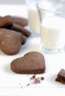 Biscotti al cioccolato e bicchieri — Foto stock