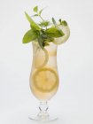Склянка чаю з льодом зі скибочками лимона — стокове фото
