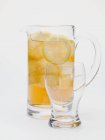 Чай з льодом зі скибочками лимона — стокове фото