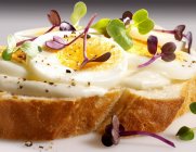 Fetta di pane bianco condita con uovo — Foto stock