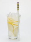Склянка лимонаду з подрібненим льодом — стокове фото