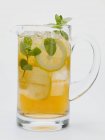 Холодный чай с ломтиками лимона — стоковое фото