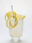 Vaso de limonada con cáscara de limones - foto de stock