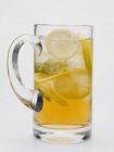 Tè freddo con fette di limone — Foto stock