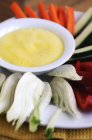 Trempette épicée de zabaglione avec des légumes crus sur plaque blanche — Photo de stock