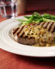 Steak grillé au poivre — Photo de stock