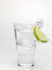 Spruzzi d'acqua da un bicchiere — Foto stock