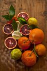 Orangen mit Mandarinen und Zitronen — Stockfoto