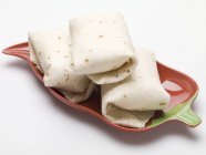 Tortilla-Pakete in Chilischote auf weißem Hintergrund — Stockfoto