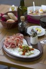 Auswahl an Antipasti mit Wein — Stockfoto