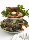 Блюдо из морепродуктов с соусом и салатом — стоковое фото