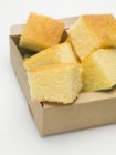 Pan de maíz en caja de cartón - foto de stock