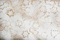 Vista dall'alto delle forme del tagliabiscotti su una superficie zuccherata — Foto stock
