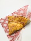 Пицца с помидорами и сыром — стоковое фото