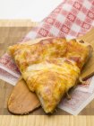 Pizza de tomate e queijo — Fotografia de Stock