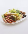 Nido de verduras, frutas y pasta linguina - foto de stock