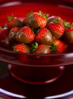 Erdbeeren in dunkle Schokolade getaucht — Stockfoto