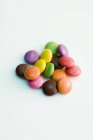 Nahaufnahme von bunten Bonbons auf weißer Oberfläche — Stockfoto