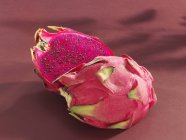 Pitahaya rose coupé en deux — Photo de stock