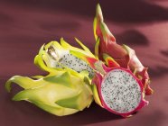 Pitahaya colorate fresche dimezzate — Foto stock