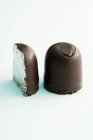 Malvaviscos de chocolate sobre blanco - foto de stock