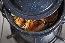 Vue rapprochée du poulet Tamales fumant dans une casserole — Photo de stock