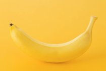 Un plátano fresco maduro - foto de stock