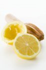 Zitronen mit Holzpresse — Stockfoto
