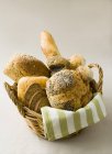 Sortierte Brote und Brötchen — Stockfoto