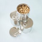 Cacahuetes en latas de metal - foto de stock