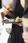 Mujer comiendo sushi - foto de stock