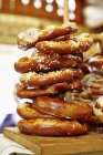 Pilha de pretzels na placa de corte — Fotografia de Stock