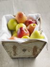 Яблука в дерев'яному кошику — стокове фото