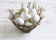 Huevos blancos en cesta - foto de stock