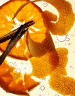 Rebanada de naranja y piel con canela - foto de stock