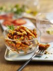 Salada de macarrão com chouriço e manga — Fotografia de Stock